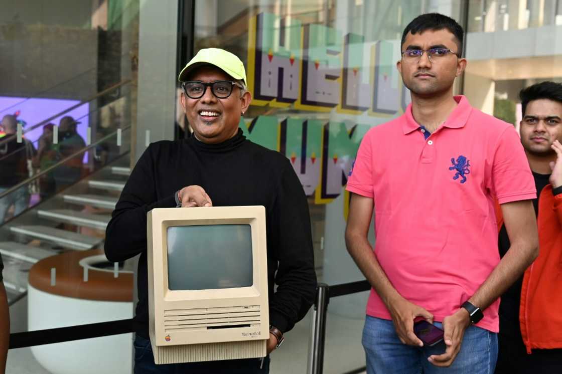 A man queueing outside India's first official Apple store shows off his vintage Macintosh computer A man queueing outside India's first official Apple store shows off his vintage Macintosh computer