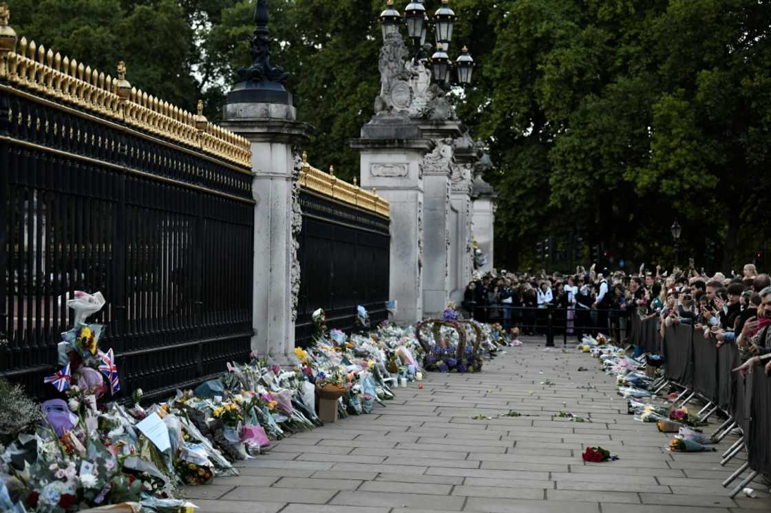 Members of the public left floral tributes to the queen outside Buckingham Palace Members of the public left floral tributes to the queen outside Buckingham Palace