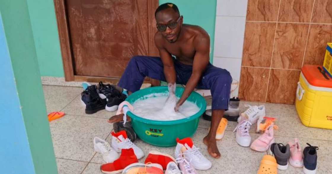 Okyeame Kwame washing