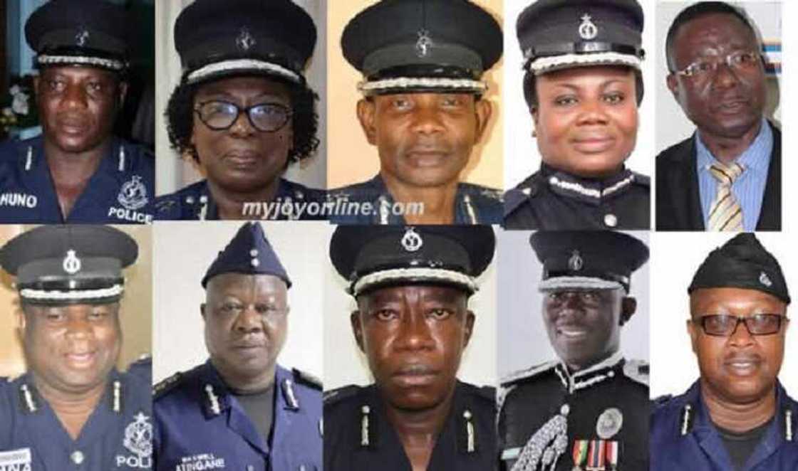 A photo of 10 police officers