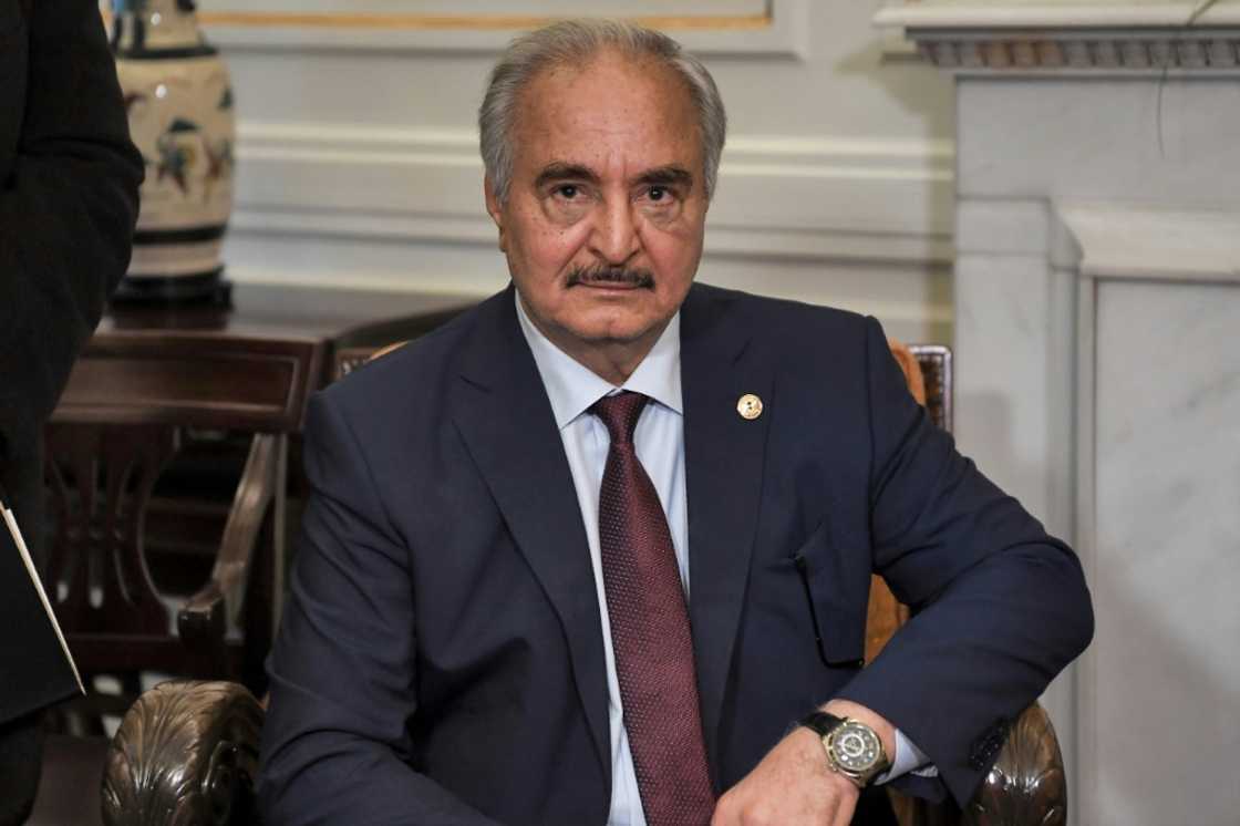 Photo prise le 17 janvier 2020 montrant le maréchal libyen Khalifa Haftar lors de discussions à Athènes avec le ministre grec des Affaires étrangères Photo prise le 17 janvier 2020 montrant le maréchal libyen Khalifa Haftar lors de discussions à Athènes avec le ministre grec des Affaires étrangères