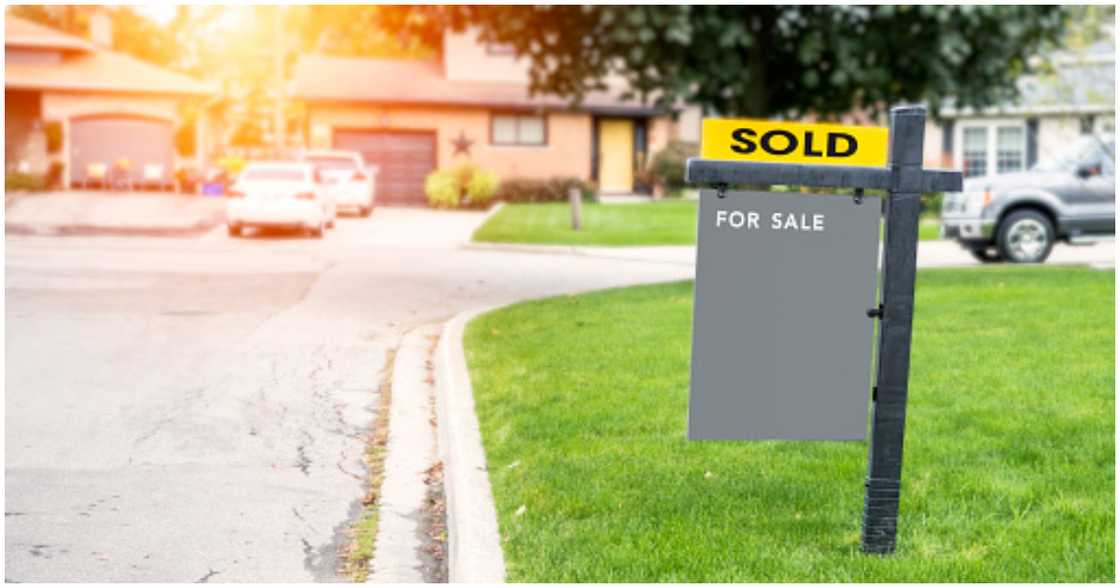 A community with houses for sale