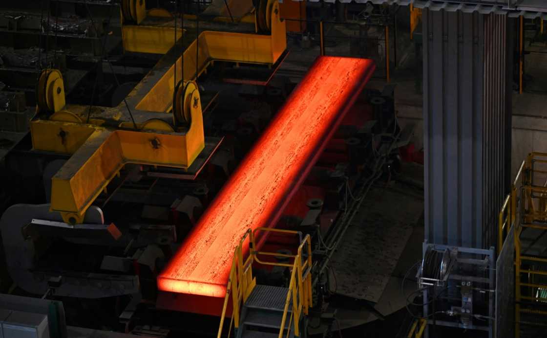 The European Union will unveil new measures on Tuesday to protect the steel sector that will replace the current 'safeguard clause'