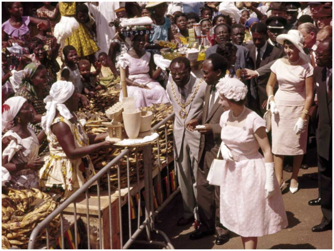 Queen Elizabeth visits Ghanaian market Queen Elizabeth visits Ghanaian market