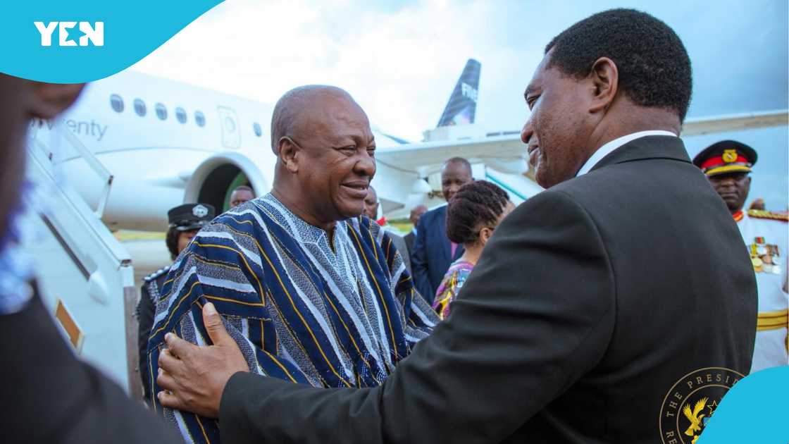 President John Mahama, President Hichilema, Zambian President, fugu, smock, presidential gift. President John Mahama, President Hichilema, Zambian President, fugu, smock, presidential gift.