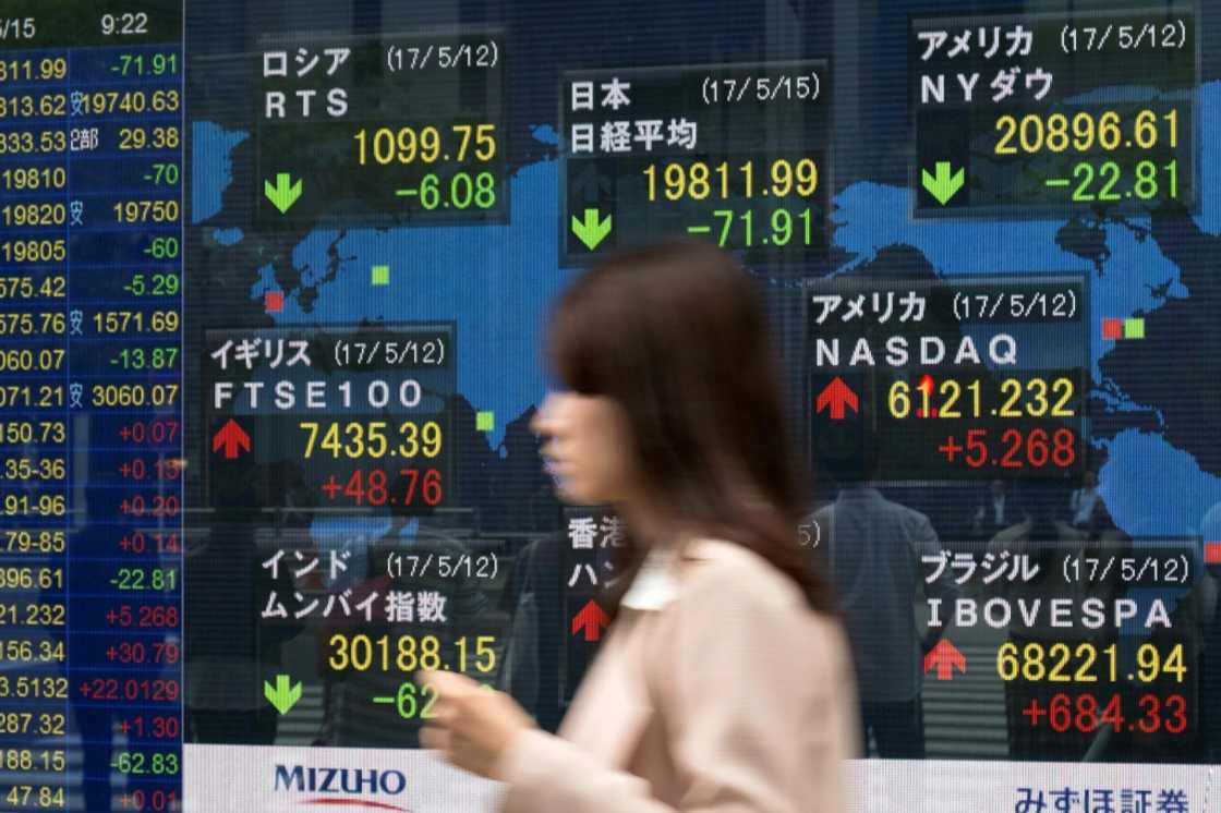 Women in Japan have high levels of education but very few hold senior positions in the business world and politics Women in Japan have high levels of education but very few hold senior positions in the business world and politics