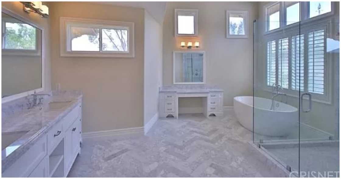 The bathroom The bathroom