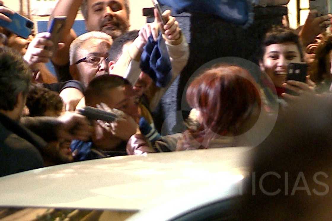 This screen grab obtained from a handout video released by TV Publica shows a man pointing a gun at Argentine Vice President Cristina Kirchner as she arrives at her residence in Buenos Aires on September 1, 2022 This screen grab obtained from a handout video released by TV Publica shows a man pointing a gun at Argentine Vice President Cristina Kirchner as she arrives at her residence in Buenos Aires on September 1, 2022