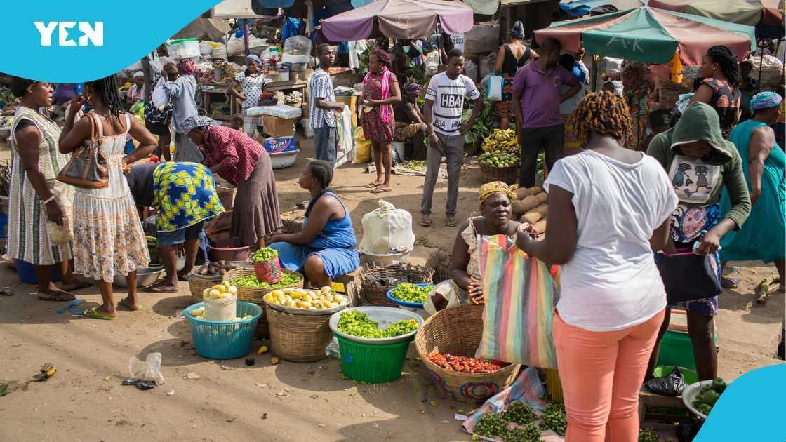 Market woman, Christmas shopping, Central Business District, Shopping for Christmas, Congestion in the market, Customers buy. Market woman, Christmas shopping, Central Business District, Shopping for Christmas, Congestion in the market, Customers buy.