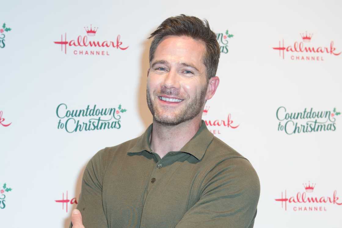 Luke Macfarlane in a jungle green tee