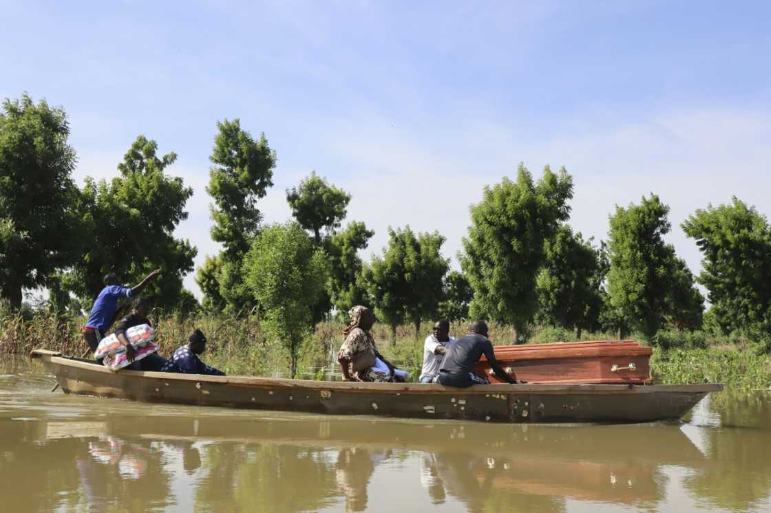 Catastrophic floods have cut off road access to many graveyards in N'Djamena. For many mourners, the only way to bury the dead is to take the coffin to the cemetery by canoe Catastrophic floods have cut off road access to many graveyards in N'Djamena. For many mourners, the only way to bury the dead is to take the coffin to the cemetery by canoe