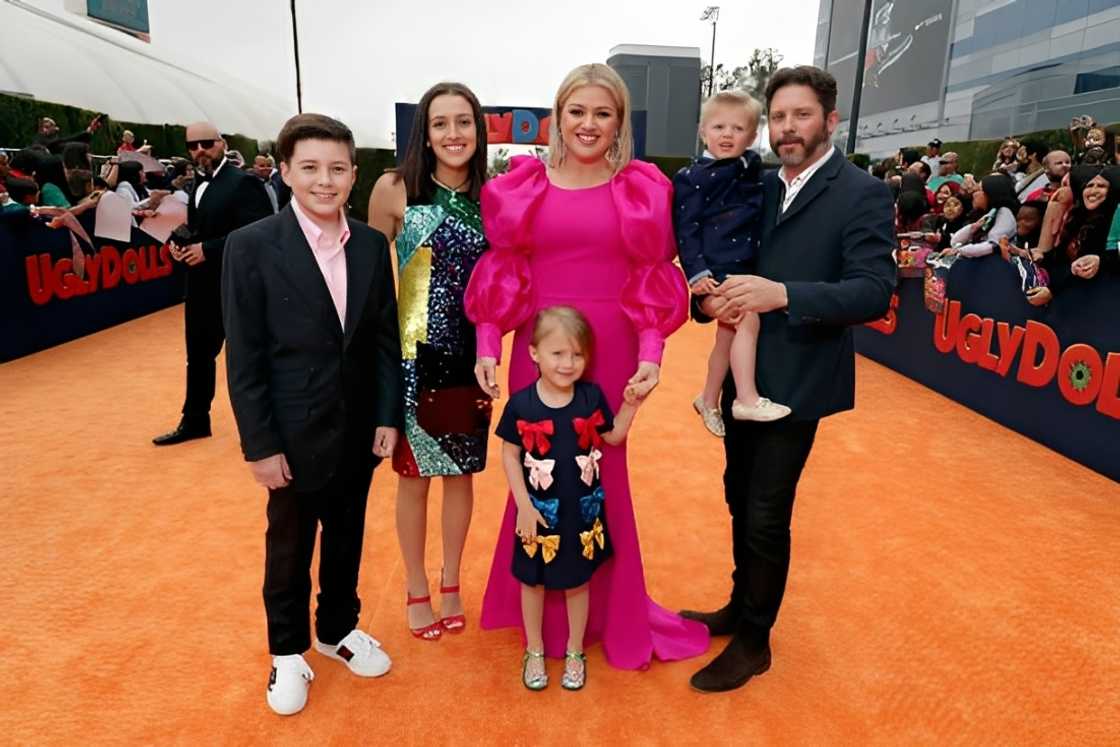 River Rose (F), Kelly Clarkson (M), Remington Alexander (R), and Brandon Blackstock (R) River Rose (F), Kelly Clarkson (M), Remington Alexander (R), and Brandon Blackstock (R)