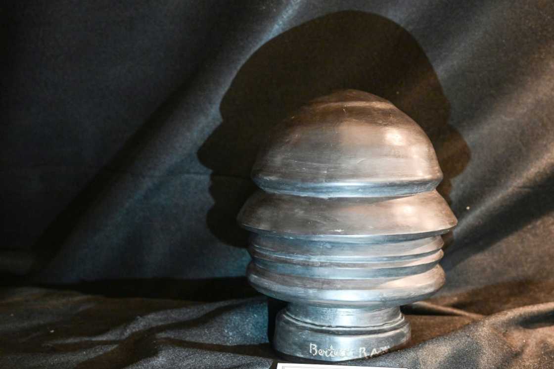 A sculpture reflecting Mussolini's profile A sculpture reflecting Mussolini's profile