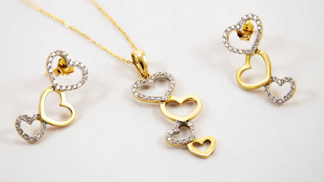 A gold heart shaped jewellry set with diamonds