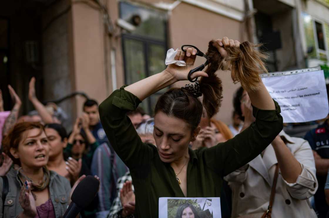 An Iranian woman in Istanbul cuts her hair in solidarity with Amini An Iranian woman in Istanbul cuts her hair in solidarity with Amini