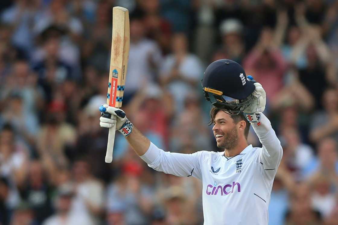 England's Ben Foakes celebrates reaching his century England's Ben Foakes celebrates reaching his century