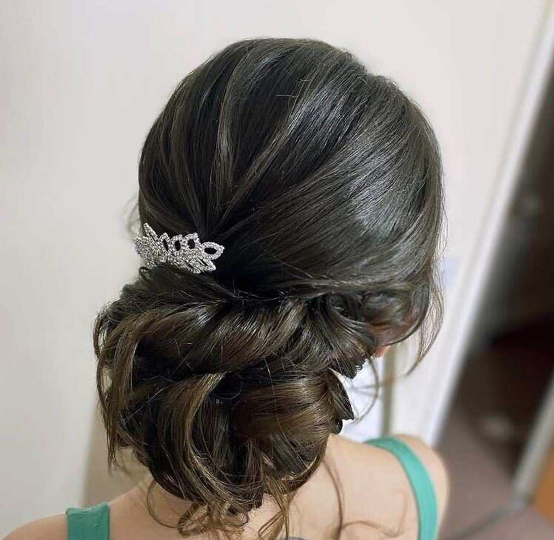 How should the mother of the bride wear her hair?