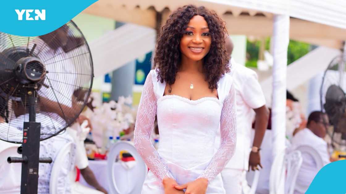 Akuapem Poloo beams with a smile at a social gathering. Photo credit: akuapem_poloo/Instagram.