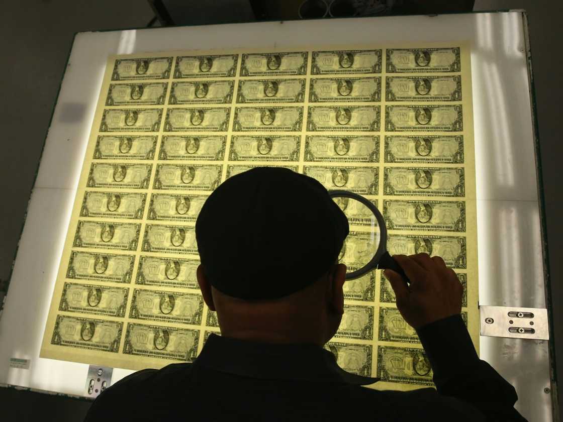 The dollar weakened after the release of US inflation data and the Federal Reserve's forecast for interest rates The dollar weakened after the release of US inflation data and the Federal Reserve's forecast for interest rates