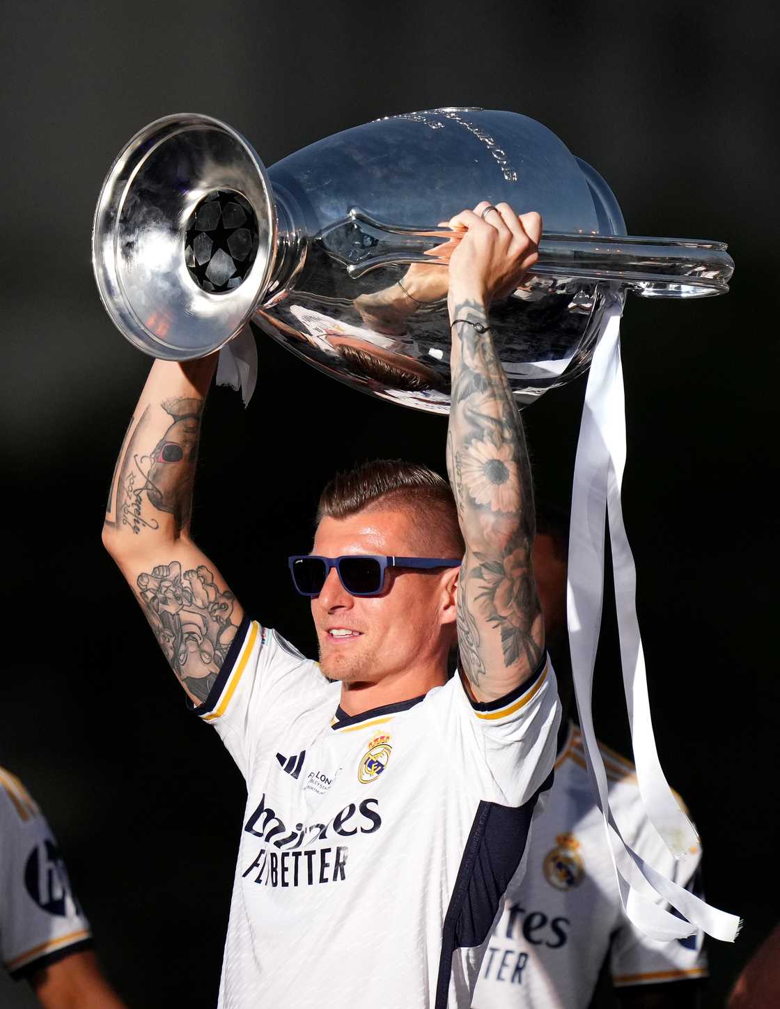 Toni Kroos lifts the UCL trophy as the team bus drives through the city during the Real Madrid UEFA Champions League Trophy Parade following their victory over Borussia Dortmund in the UEFA Champions League Final on June 02, 2024 in Madrid, Spain Toni Kroos lifts the UCL trophy as the team bus drives through the city during the Real Madrid UEFA Champions League Trophy Parade following their victory over Borussia Dortmund in the UEFA Champions League Final on June 02, 2024 in Madrid, Spain
