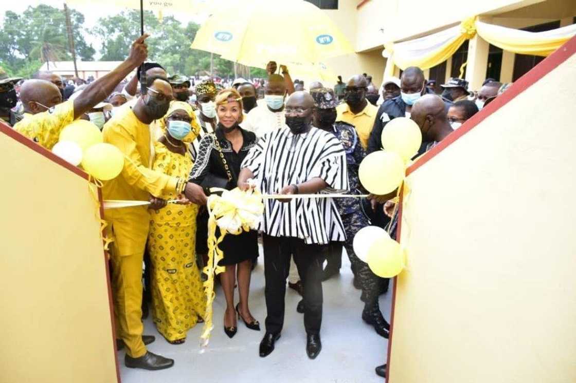 The Vice President of Ghana, the South African High Commissioner, CEO of MTN Ghana and Board Member of MTN Ghana Foundation cutting the ribbon to formally open the dormitory.