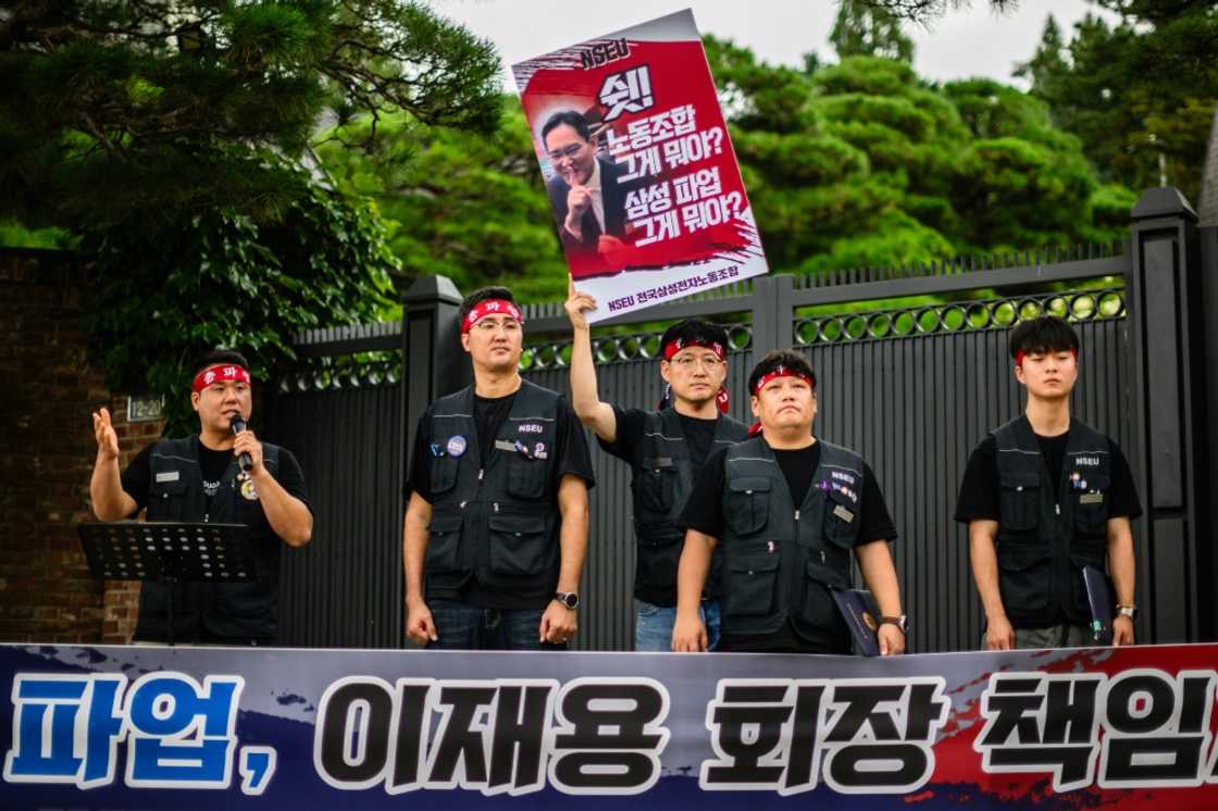 Union executives gathered on Thursday outside Samsung Chairman Lee Jae-yong's house Union executives gathered on Thursday outside Samsung Chairman Lee Jae-yong's house