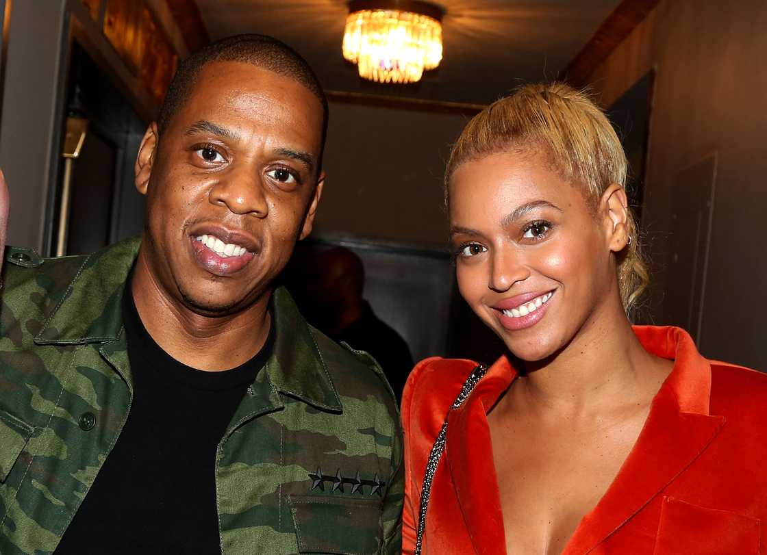 Jay Z (L) and Beyoncé (R) pose backstage at the hit musical "Hamilton". Jay Z (L) and Beyoncé (R) pose backstage at the hit musical "Hamilton".