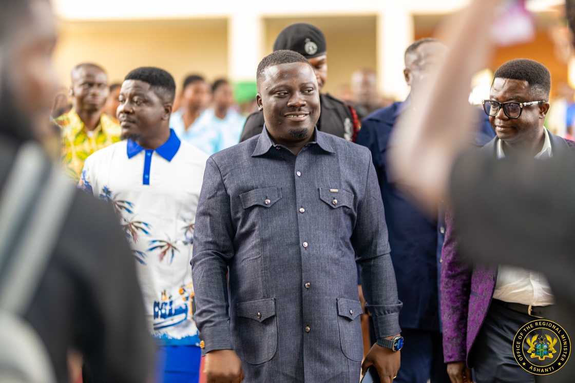 Ashanti Regional Minister, Dr Frank Amoakohene, AshantiFest, Ashanti region, Kumasi, Benevolence, Regional Minister gives money. Ashanti Regional Minister, Dr Frank Amoakohene, AshantiFest, Ashanti region, Kumasi, Benevolence, Regional Minister gives money.