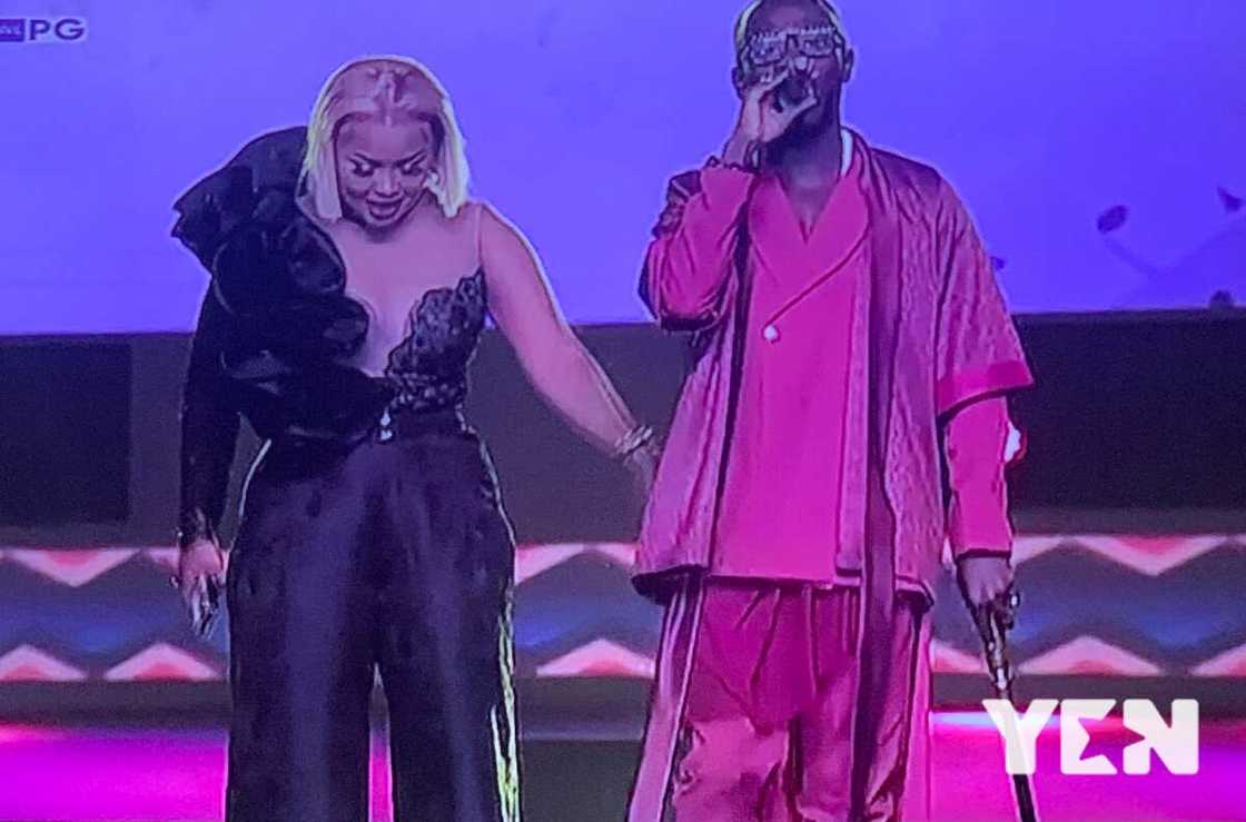 McBrown: Actress Joins ex-Lover Okyeame Kwame on stage at 2021 VGMA McBrown: Actress Joins ex-Lover Okyeame Kwame on stage at 2021 VGMA