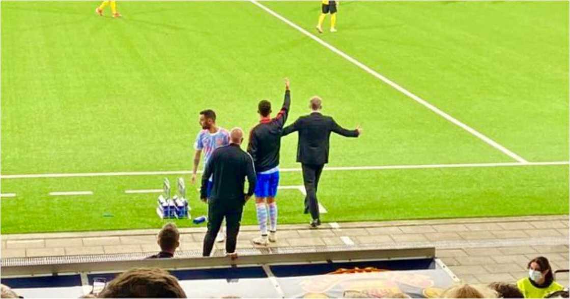 Ronaldo giving Man United players instructions during their defeat to Young Boys. Photo: Twitter/@ProjectFootall.