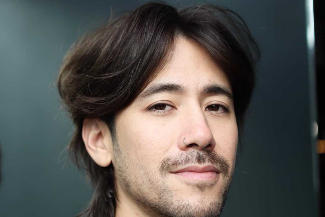 A long middle-part curtain hairstyle A long middle-part curtain hairstyle