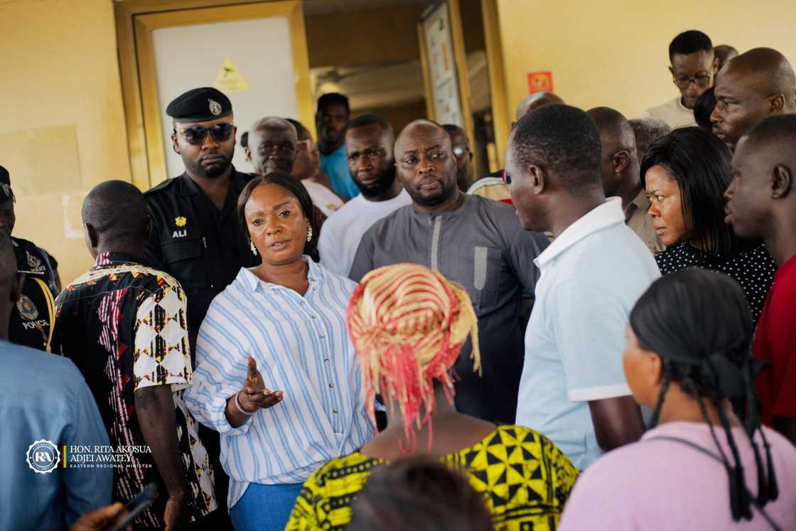 Eastern Regional Minister, Rita Akosua Awatey, Road crash, Amanase, Suhum, Accra-Kumasi Highway, Road Safety, Fire Service Eastern Regional Minister, Rita Akosua Awatey, Road crash, Amanase, Suhum, Accra-Kumasi Highway, Road Safety, Fire Service