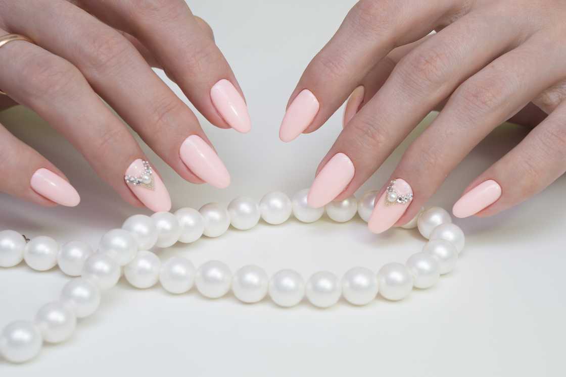 Timeless elegance, milky pink nails