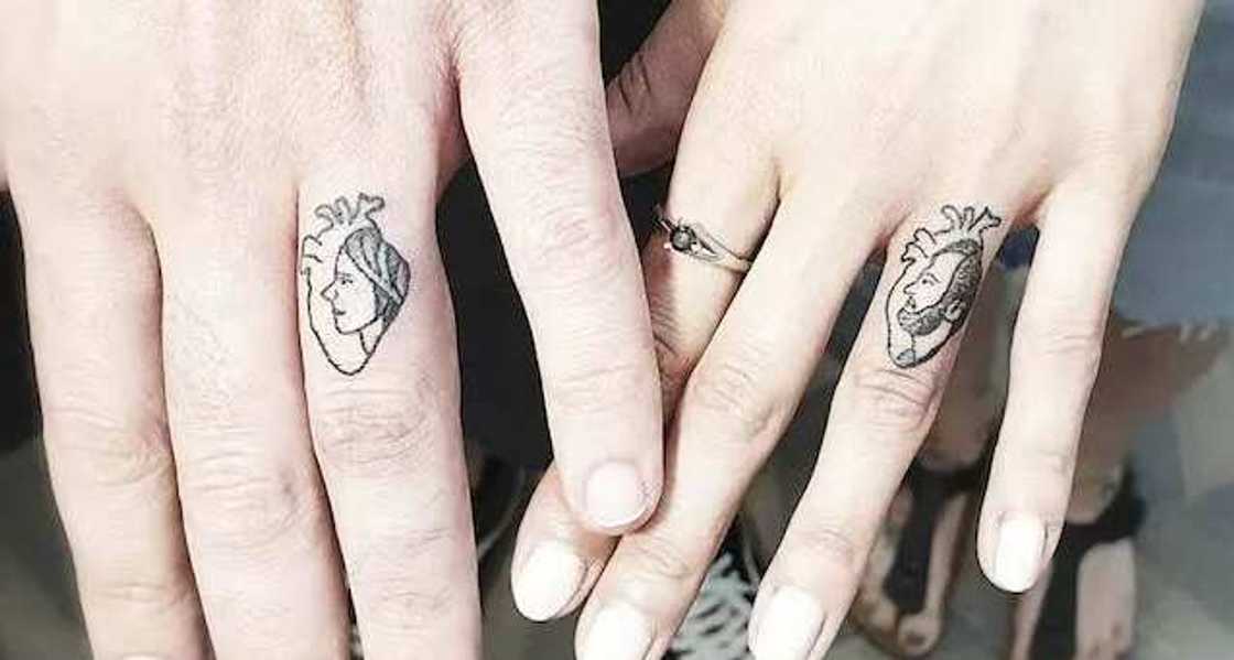 finger tattoo