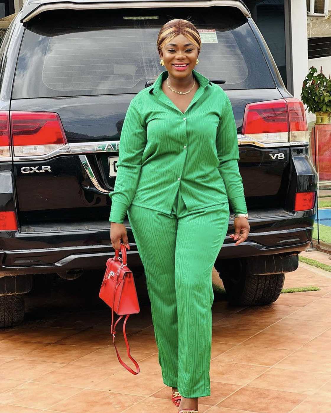 Akua Amoakowaa Mensah: Asantigoddess Flaunt In Stylish Clothes Akua Amoakowaa Mensah: Asantigoddess Flaunt In Stylish Clothes