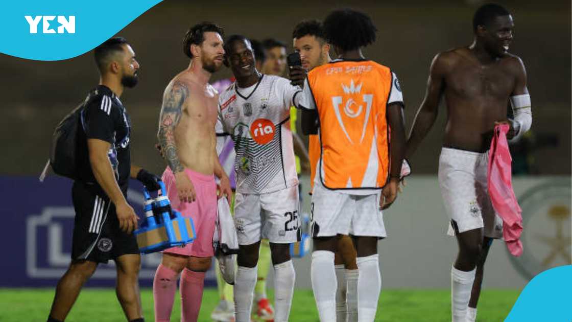 Lionel Messi shares moment with Cavalier players. Lionel Messi shares moment with Cavalier players.