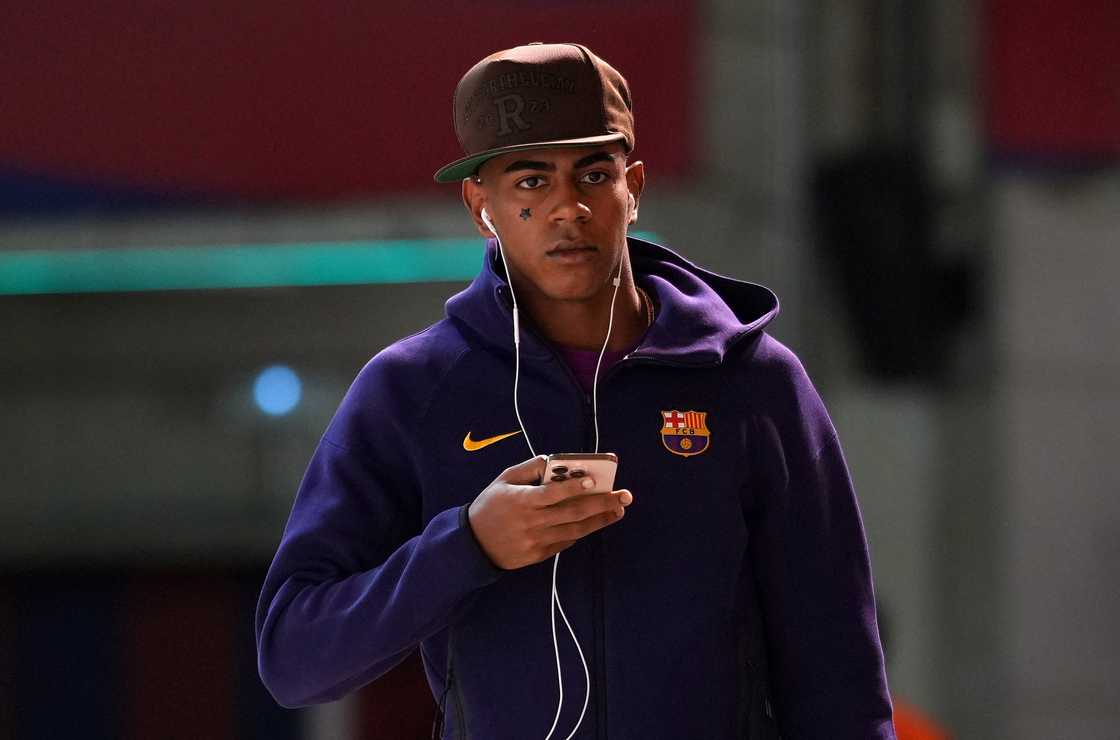 Lamine Yamal autographs, Lamine Yamal news, Lamine Yamal Barcelona, Lamine Yamal stops signing, Lamine Yamal merchandise, FC Barcelona news, Lamine Yamal signature, Lamine Yamal commercial deal, Lamine Yamal fans, Mundo Deportivo