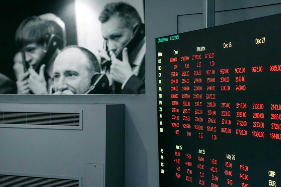 Once the bell rings, signalling the opening of trade, no-one is allow to trade online Once the bell rings, signalling the opening of trade, no-one is allow to trade online