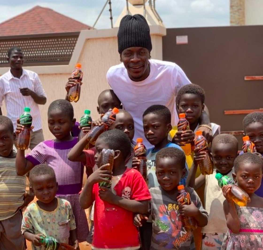 Shatta Wale parties with kids in his area Shatta Wale parties with kids in his area