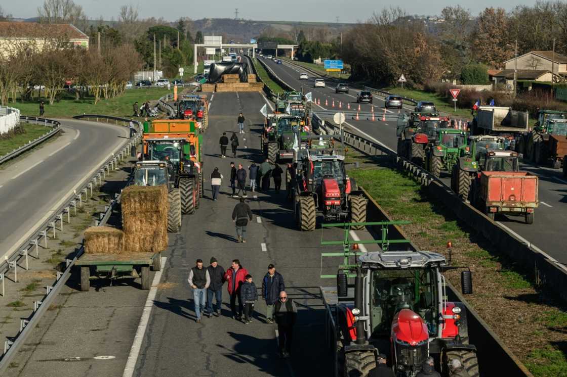 Dozens of tractors have blocked access to the A64 motorway southwest of Toulouse Dozens of tractors have blocked access to the A64 motorway southwest of Toulouse