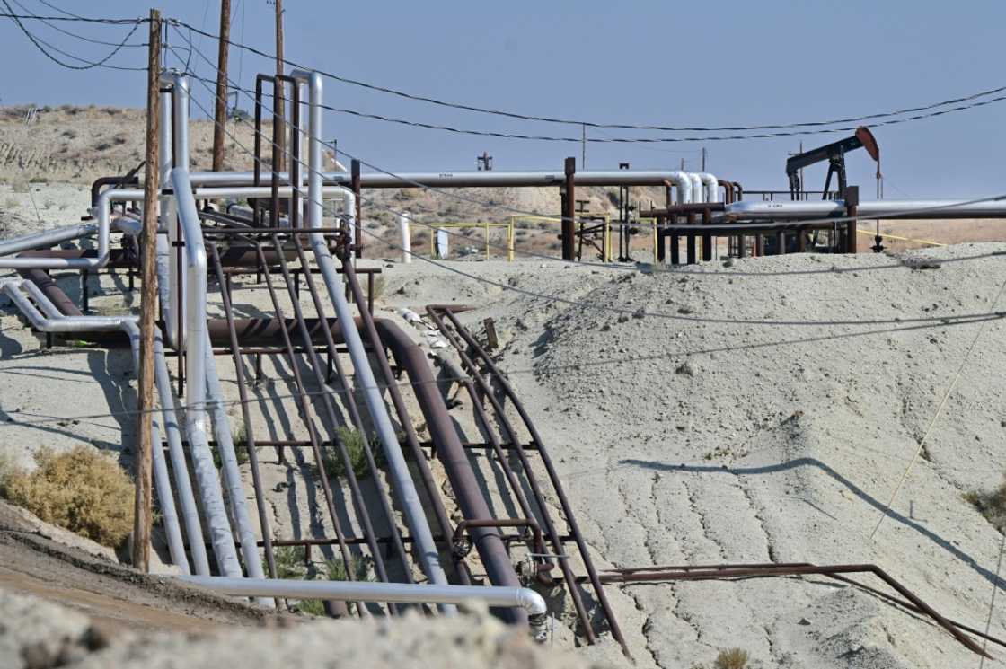 Kern County produces 70 percent of the 311,000 barrels of oil that California extracts every day Kern County produces 70 percent of the 311,000 barrels of oil that California extracts every day