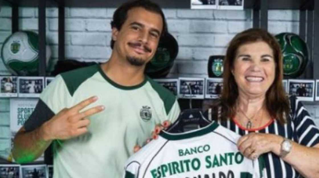 Cristiano Ronaldo’s Mum Holds Shirt of Her Son’s Former Club, Begs Man Utd Striker to Return Cristiano Ronaldo’s Mum Holds Shirt of Her Son’s Former Club, Begs Man Utd Striker to Return
