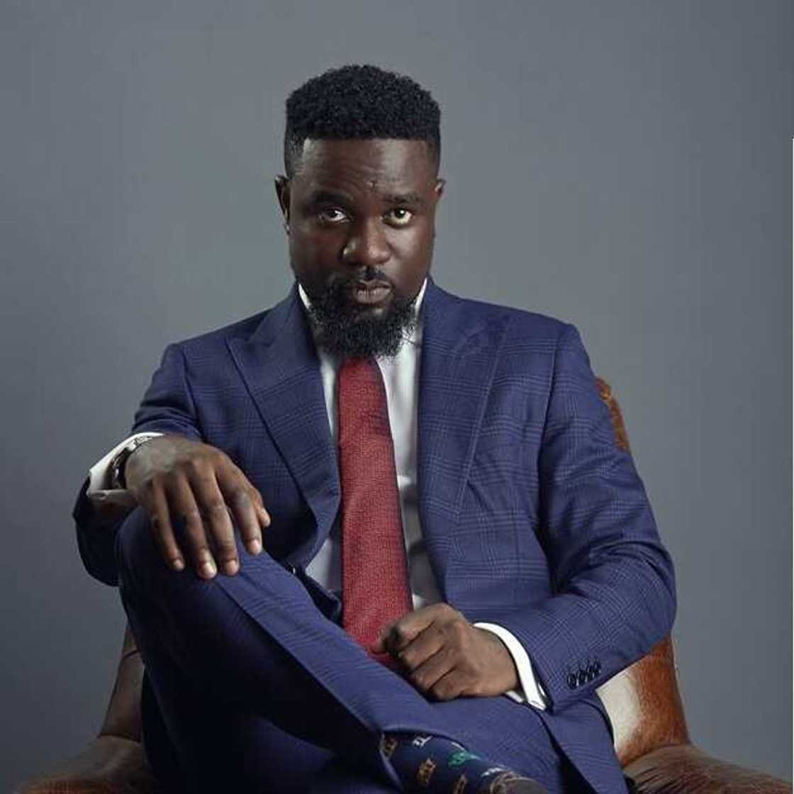 Sarkodie Caught Red Handed Wearing Jeans With A Tag While Performing At Sarkodie Caught Red Handed Wearing Jeans With A Tag While Performing At