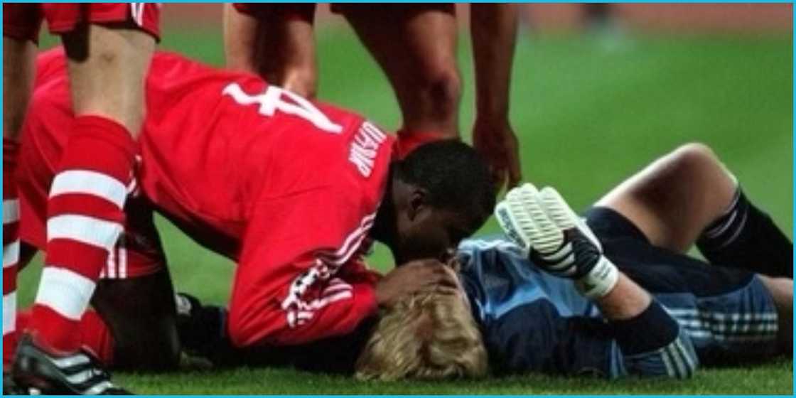 Sammy Kuffuor helps a collapsed Oliver Kahn Sammy Kuffuor helps a collapsed Oliver Kahn