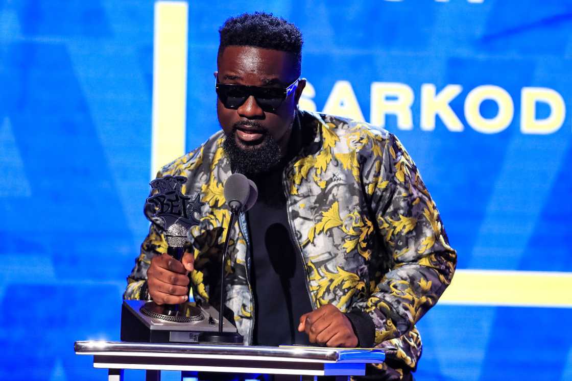 Sarkodie receiving a BET award