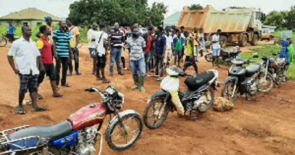 Sandema youth block Road Minister's convoy; report lazy contractor's attitude