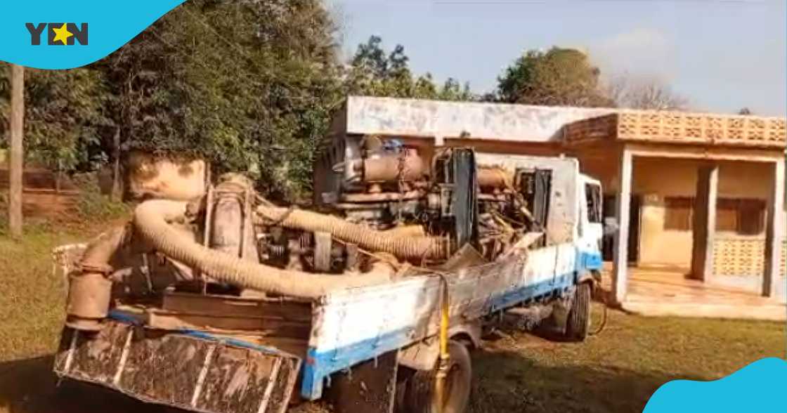 Truck Carrying Illegal Mining Equipment Crashes Into Court House At Sehwi Juaboso Truck Carrying Illegal Mining Equipment Crashes Into Court House At Sehwi Juaboso