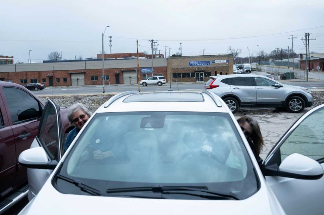 Sisters Juree Burgett and Tanya Knight prepare to drive home to Kansas after buying cannabis in neighboring Missouri Sisters Juree Burgett and Tanya Knight prepare to drive home to Kansas after buying cannabis in neighboring Missouri