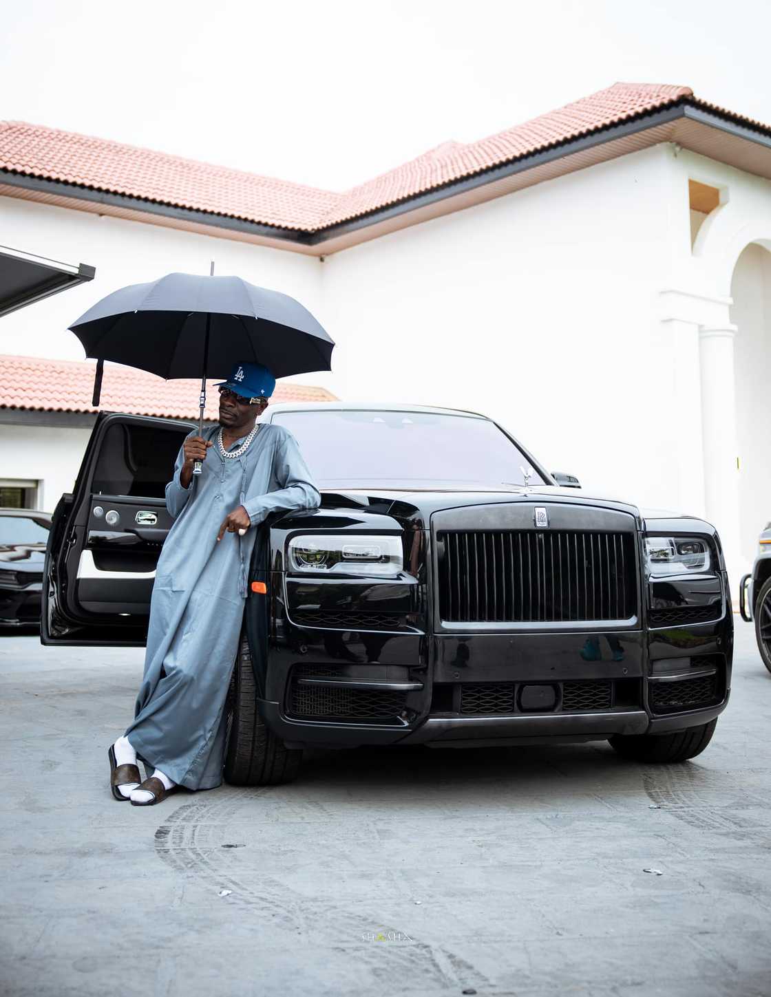 Shatta Wale, Shatta Wale's Rolls Royce, Shatta Wale and Kojo Blak, Rolls Royce Cullinan, Shatta Wale's mansion, Ghanaian musicians Shatta Wale, Shatta Wale's Rolls Royce, Shatta Wale and Kojo Blak, Rolls Royce Cullinan, Shatta Wale's mansion, Ghanaian musicians
