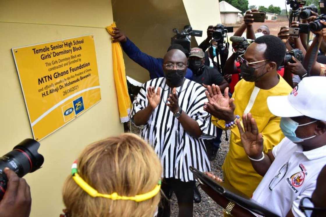 The Vice President of Ghana, the South African High Commissioner to Ghana and CEO of MTN Ghana unveils the plaque